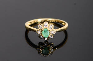 Guldring i 18k med smaragder