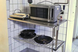 Microovn, vægt, bord samt hylde og divse pander
