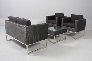 Havemøbelsæt bestående af sofa, bord med glasplade samt to lænestole. 4