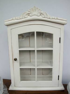 Väggvitrinskåp, Bemålat