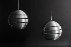 Manhattan. To pendler i børstet aluminium.