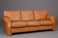 Dansk møbelproducent. Trepersoners sofa betrukket med lyst læder.