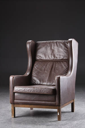 Øreklapstol, læder. Dansk møbelproducent. 