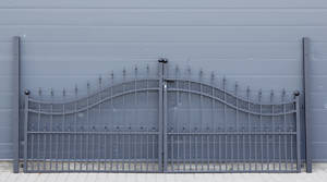 Dobbeltlåget port i sortlakeret aluminium. B. ca. 344 cm. DO1 C 3 