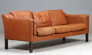 Dansk møbelproducent. 3-pers. sofa, mellembrunt læder