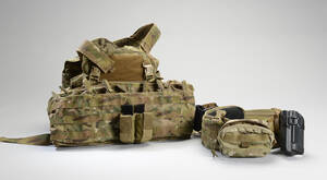 Mayflower Kampvest samt bælte med tilbehør.