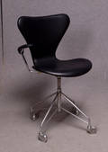 Arne Jacobsen, skrivbordsstol 3217 Sjuan, skinn 