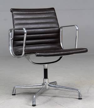 Charles Eames. Kontorstol, model EA-107, brunt læder 