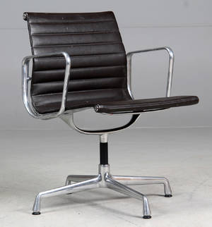 Charles Eames. Kontorstol, model EA-107, brunt læder 