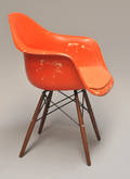 Charles Eames. Armstol, model DAW, forsidepolstring, orange 