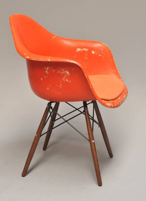 Charles Eames. Armstol, model DAW, forsidepolstring, orange 
