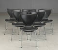 Arne Jacobsen. Seks Syveren stole med sort læder, model 3107, nybetrukkede 6