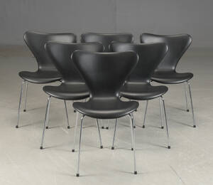 Arne Jacobsen. Seks Syveren stole med sort læder, model 3107, nybetrukkede 6