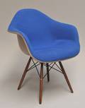Charles Eames. Armstol, model DAW, forsidepolstring Blå