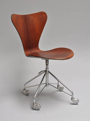 Arne Jacobsen. Kontorstol i palisander model 3117 Syveren 
