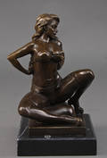 Erotisk bronzefigur, siddende kvinde