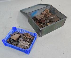 Parti äldre lås samt plåtlåda