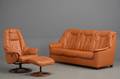 Dansk møbelproducent. 3-personers sofa samt lænestol med tilhørende skammel