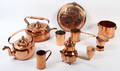 Samling kobber. To grukedler, kander, si m.m. 11
