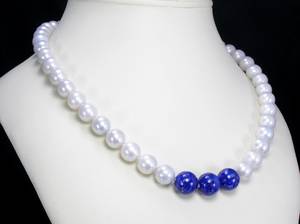 Südsee-Perlenkette mit Kugeln aus Lapis Lazuli und goldener Kugelschließe, mit Report