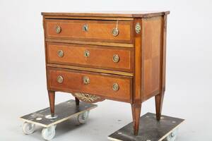 BYRÅ, 1900-TALETS BÖRJAN, SENGUSTAVIANSK STIL, MAHOGNY, BESLAG OCH DRAGRINGAR AV MÄSSING, HÖJD 78, 83 X 43 CM