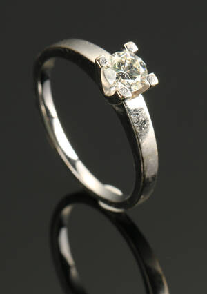 Hugo Grün  Co. Solitærring af 14 kt hvidguld ca 0.59 ct.