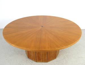 Großer runder Konferenztisch in Eiche