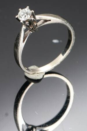 Solitairering af 14 kt. hvidguld, ialt ca. 0.20 ct.