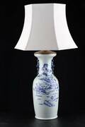 Kinesisk bordlampe af porcelæn dekoreret i blåt