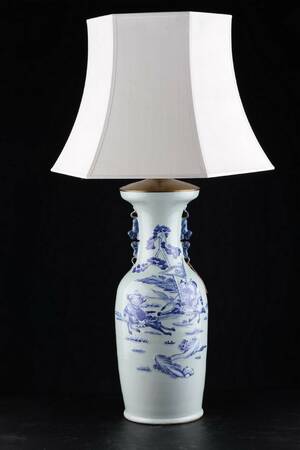 Kinesisk bordlampe af porcelæn dekoreret i blåt