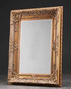 Stort spejl i profileret ramme af træ