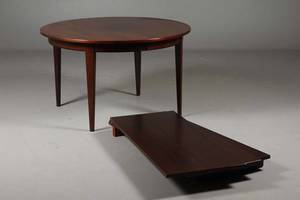 Oman Jun. Cirkulært spisebord af palisander, model 55. 4 