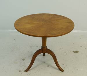 Pelarbord med rund skiva 1900-talets första hälft.