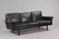 Dansk møbelproducent. Tre-pers. sofa, sort læder.
