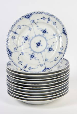 Royal Copenhagen Kgl. Porcelæn Musselmalet. Halvblonde tallerkner, nr. 572 12