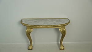 Konsolbord, guldfärgat trä.