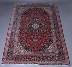 Persisk tæppe. 353 x 255 cm.