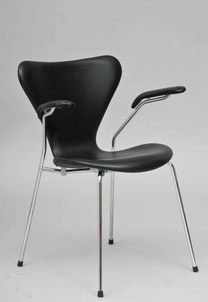Arne Jacobsen 1902 - 1971. Armstol, model 3207, sort læder