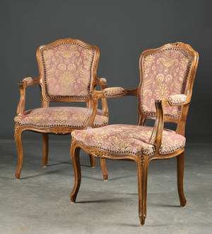 Ett par karmstolar i rokokostil 2
