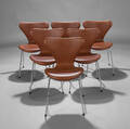 Arne Jacobsen. Et sæt på seks stole Syveren, model 3107, cognacfarvet anilinlæder. Ny siddehøjde 46,5 cm. 6