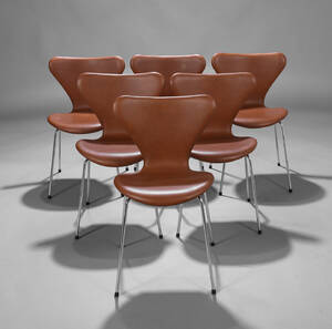 Arne Jacobsen. Et sæt på seks stole Syveren, model 3107, cognacfarvet anilinlæder. Ny siddehøjde 46,5 cm. 6