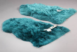 Auskin. To New Zealandske lammeskind. Farve Green petrol. 2