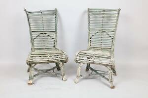 KORGSTOLAR, ETT PAR, 1900-TALETS FÖRSTA HÄLFT, GRÖNMÅLADE