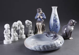 Figurer, vase samt askebæger, porcelæn. Kgl. P. og BG. 8
