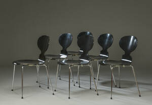 Arne Jacobsen. Seks Myrerstole, sortlakerede, model 3100