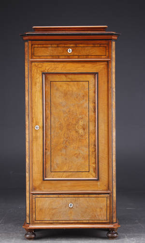 Sølvtøjsskab, nøddetræ