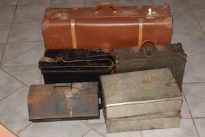 Parti plåtlådor och resväskor