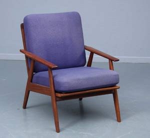 Dansk møbelproducent. Armstol af teaktræ