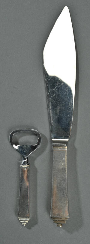 Harald Nielsen for Georg Jensen. Pyramide, lagkagekniv og øloplukker af sterling sølv 2