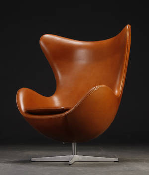 Arne Jacobsen. Ægget med cognacfarvet Range Aniline læder 